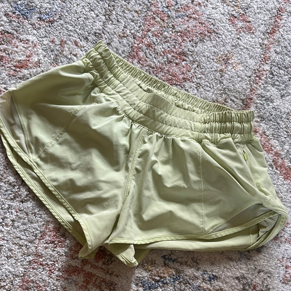 lululemon 2.5inch Hotty hot shorts!